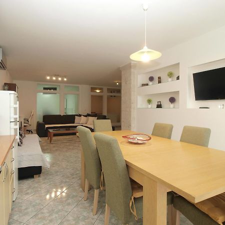 Apartments Slavka 1155 พูลา ภายนอก รูปภาพ
