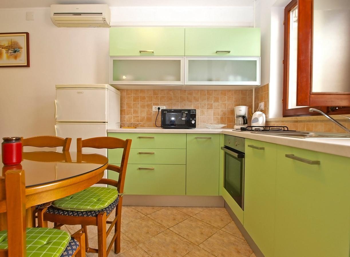 Apartments Slavka 1155 พูลา ภายนอก รูปภาพ