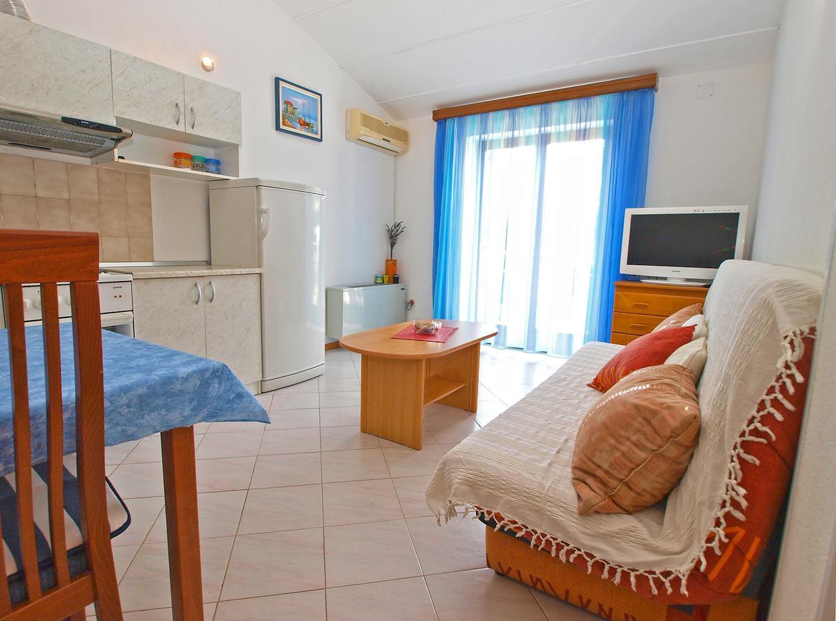 Apartments Slavka 1155 พูลา ภายนอก รูปภาพ