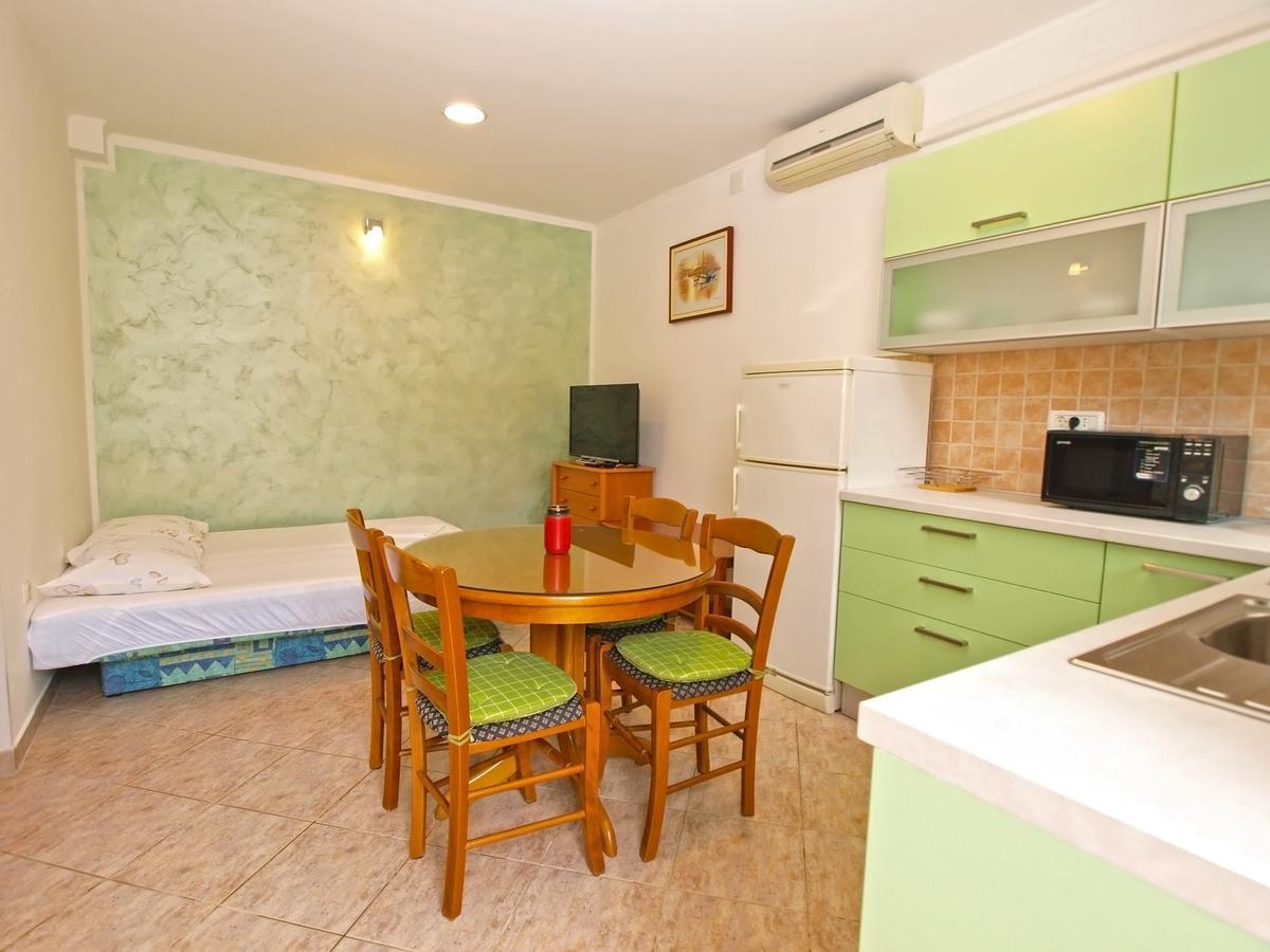 Apartments Slavka 1155 พูลา ภายนอก รูปภาพ