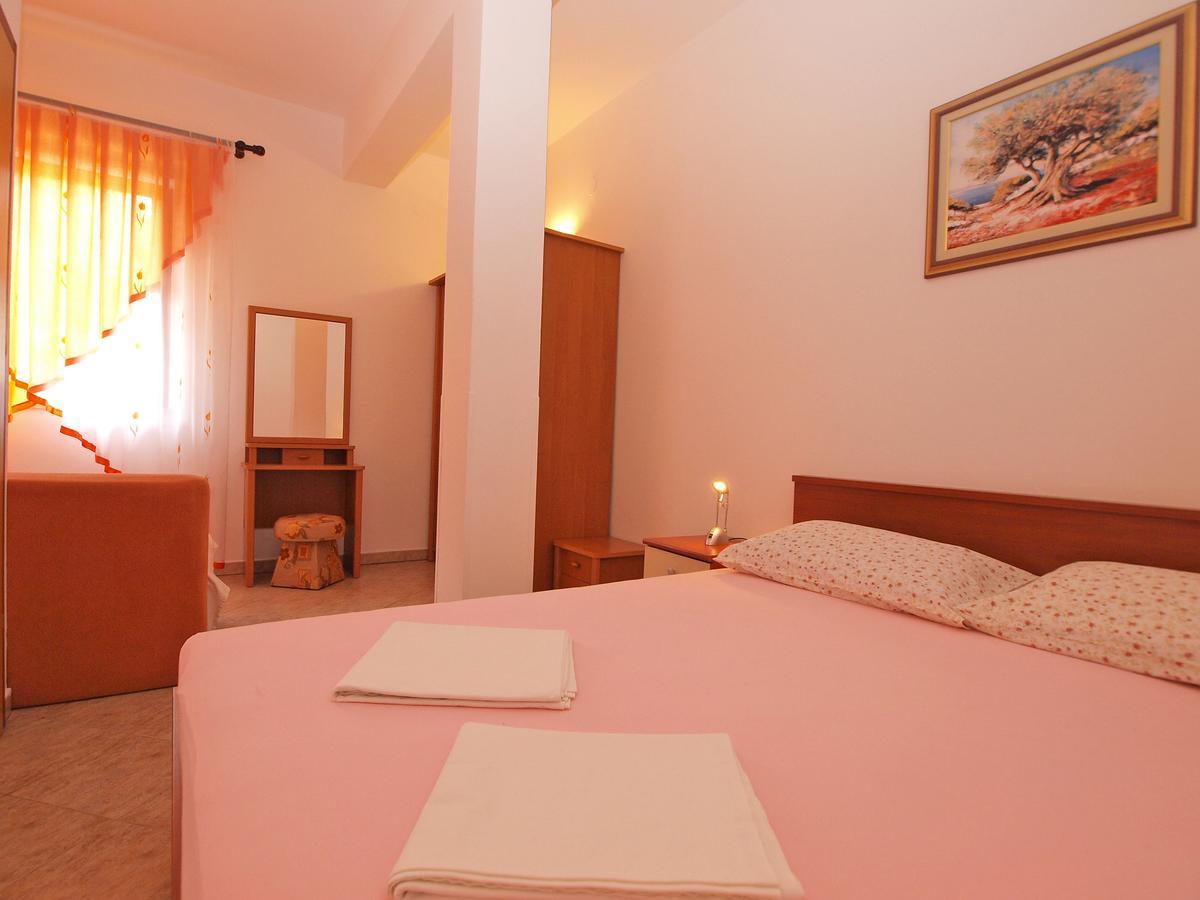Apartments Slavka 1155 พูลา ภายนอก รูปภาพ