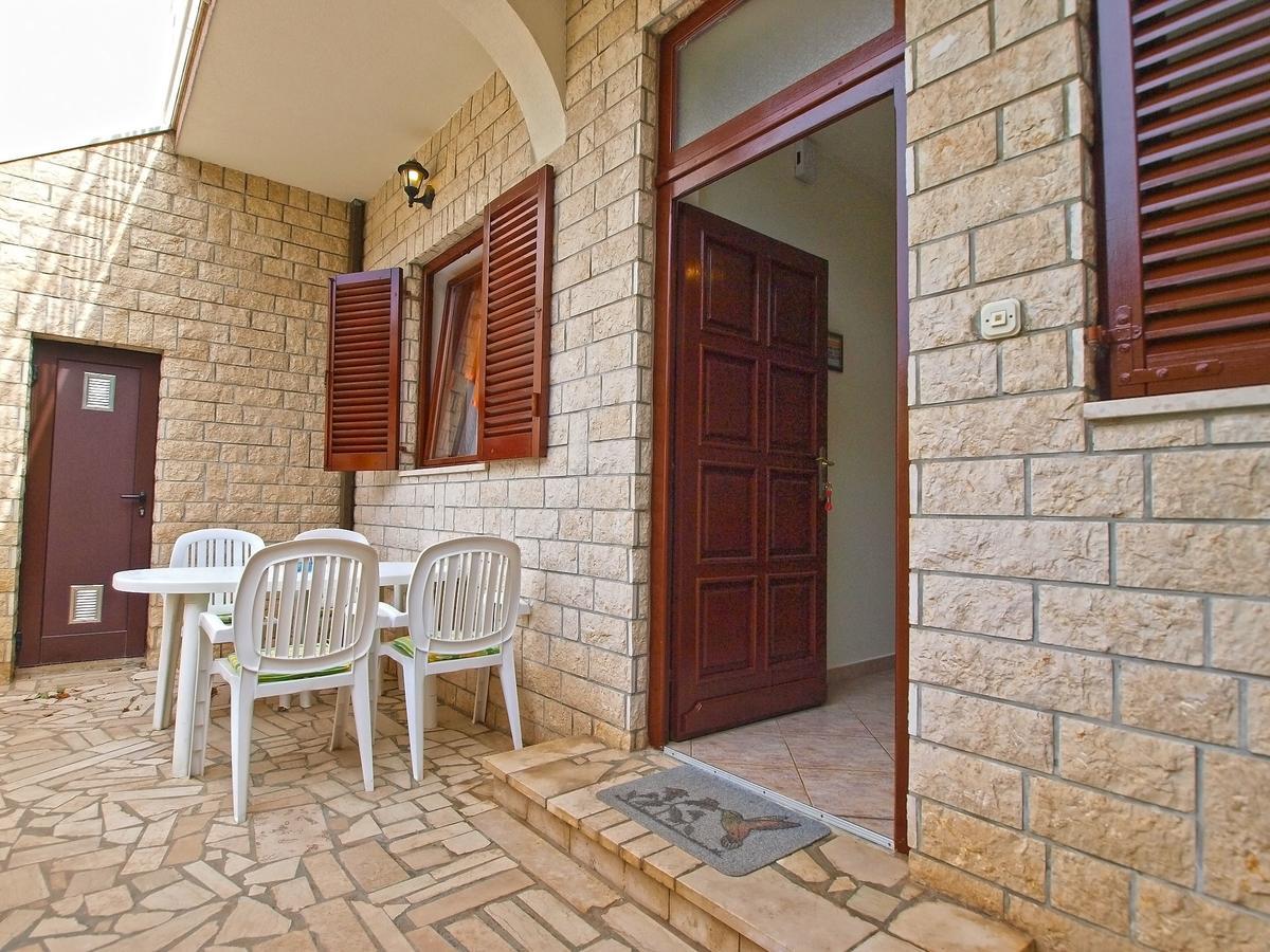 Apartments Slavka 1155 พูลา ภายนอก รูปภาพ