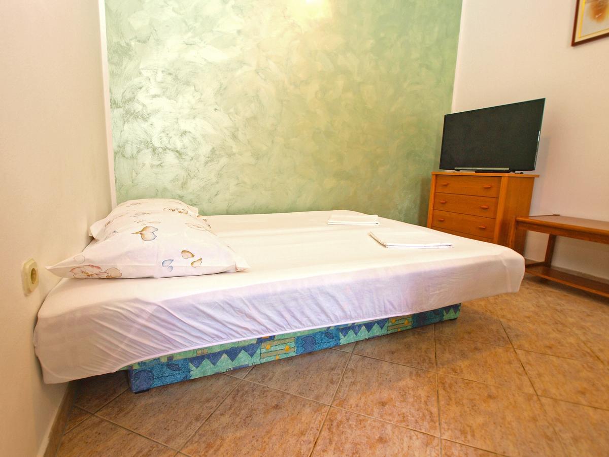 Apartments Slavka 1155 พูลา ภายนอก รูปภาพ