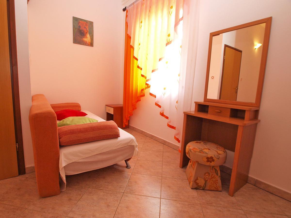 Apartments Slavka 1155 พูลา ภายนอก รูปภาพ