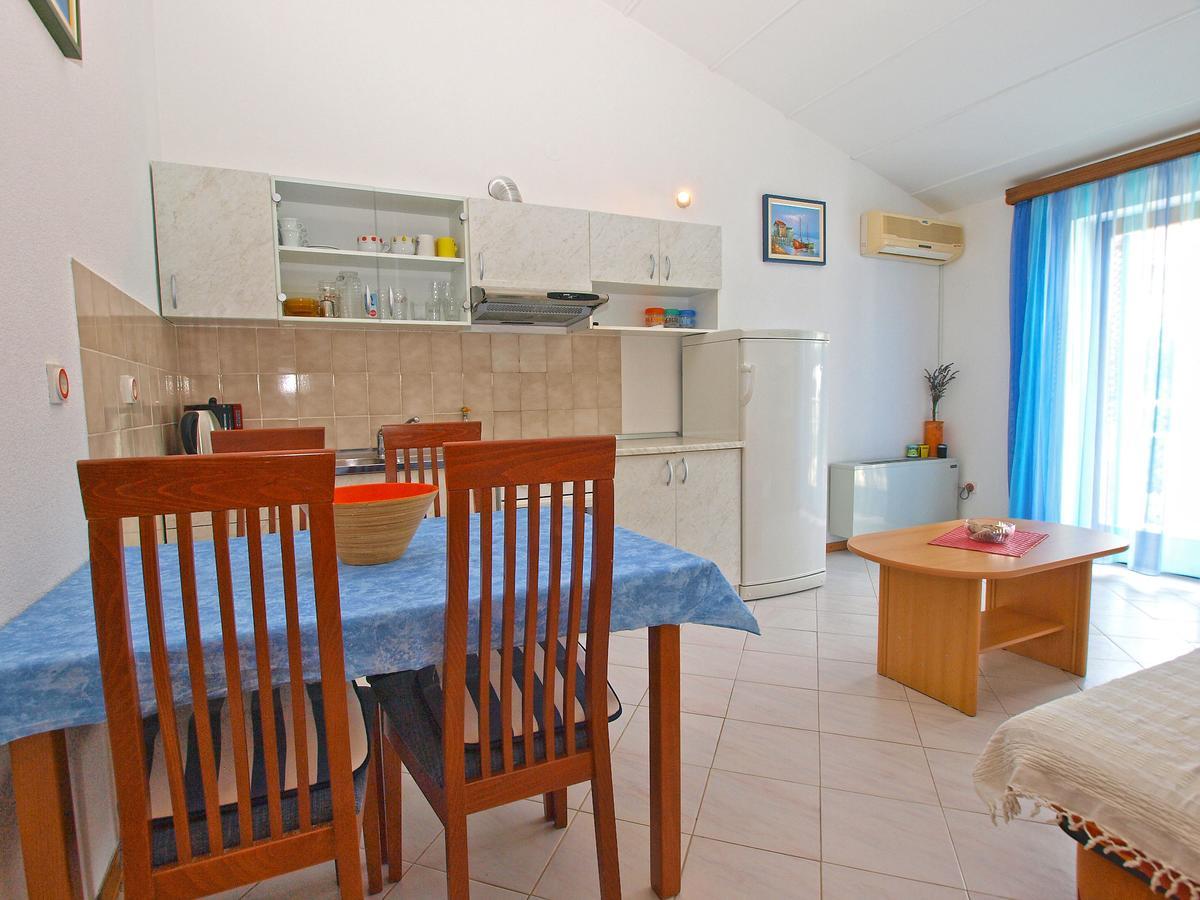 Apartments Slavka 1155 พูลา ภายนอก รูปภาพ