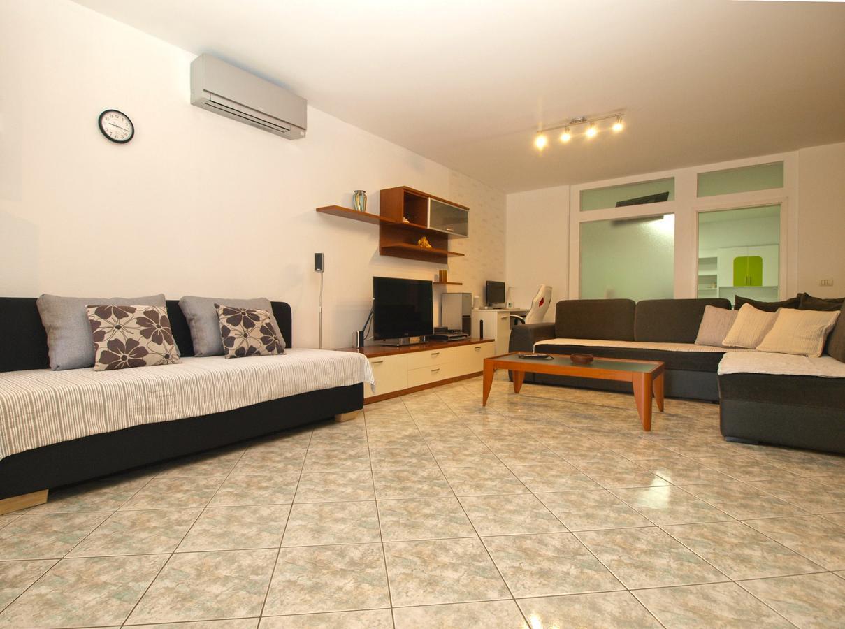 Apartments Slavka 1155 พูลา ภายนอก รูปภาพ