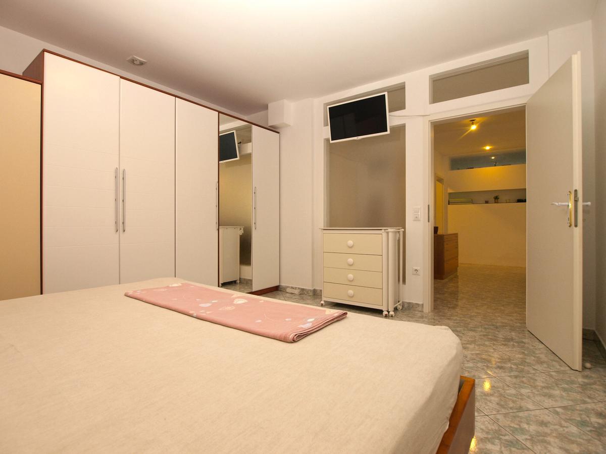 Apartments Slavka 1155 พูลา ภายนอก รูปภาพ