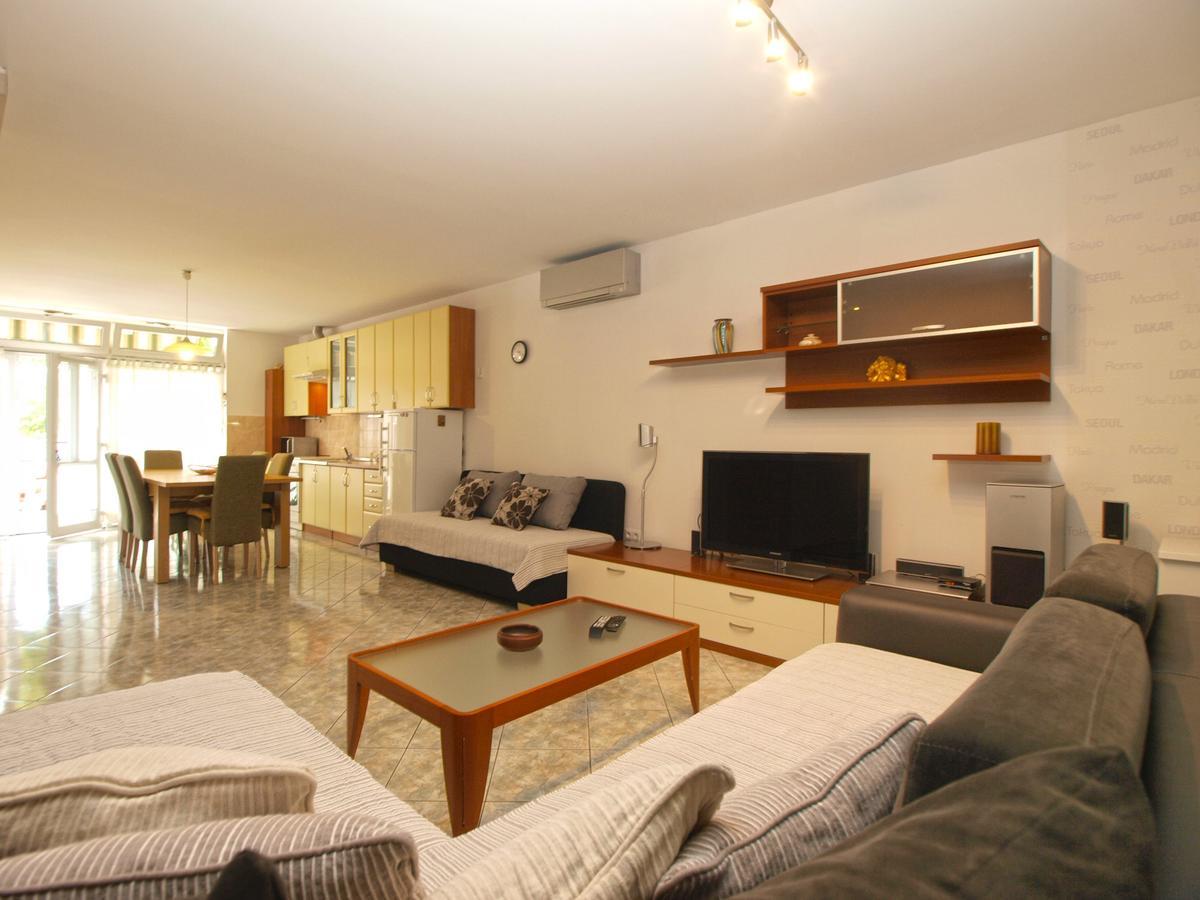 Apartments Slavka 1155 พูลา ภายนอก รูปภาพ