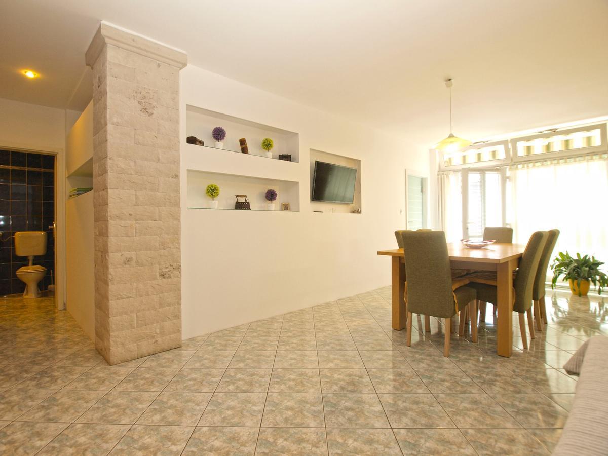 Apartments Slavka 1155 พูลา ภายนอก รูปภาพ