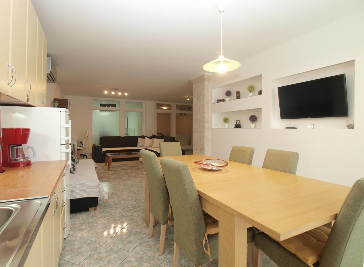 Apartments Slavka 1155 พูลา ภายนอก รูปภาพ