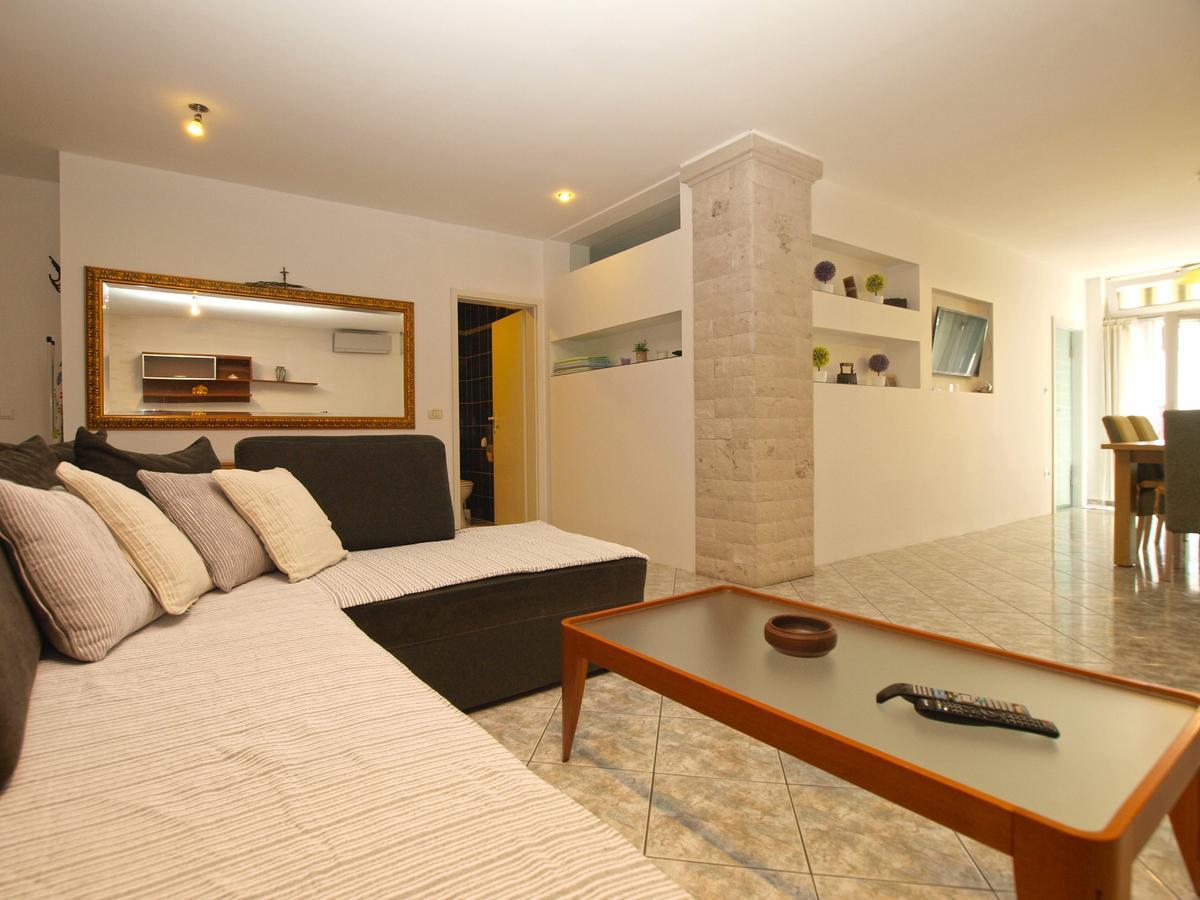 Apartments Slavka 1155 พูลา ภายนอก รูปภาพ