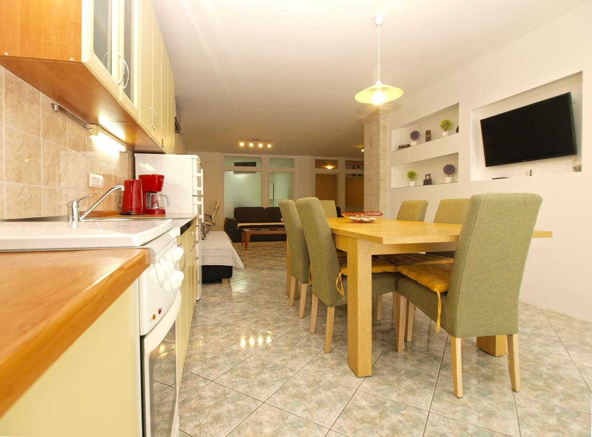 Apartments Slavka 1155 พูลา ภายนอก รูปภาพ