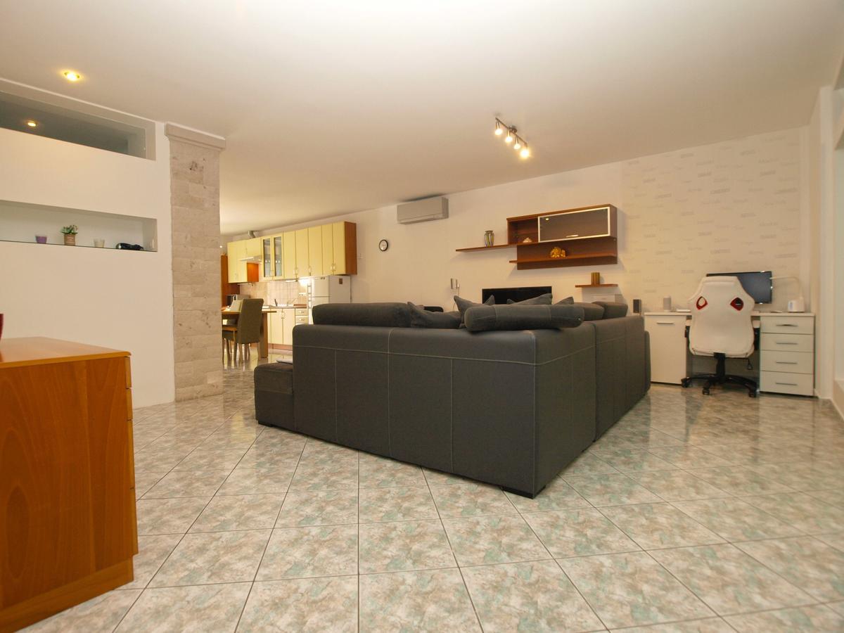 Apartments Slavka 1155 พูลา ภายนอก รูปภาพ