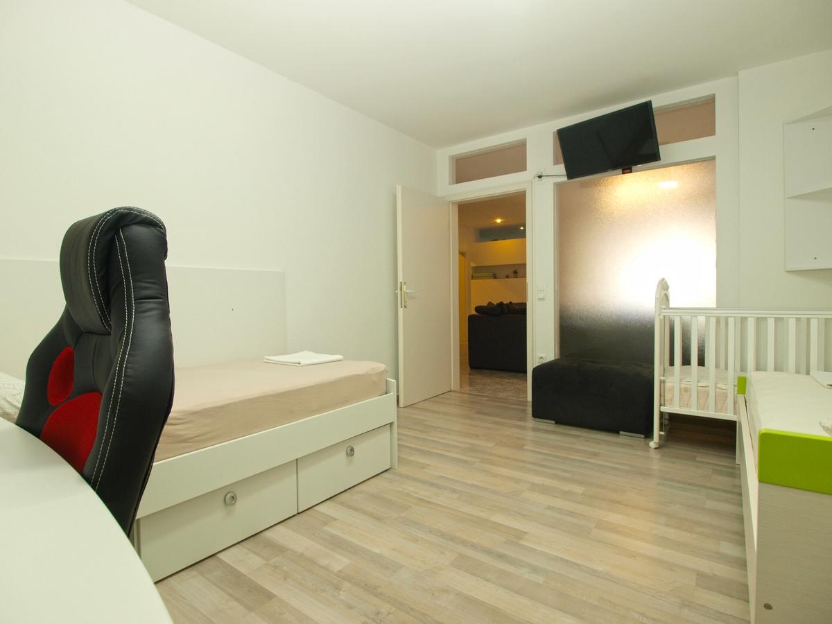 Apartments Slavka 1155 พูลา ภายนอก รูปภาพ